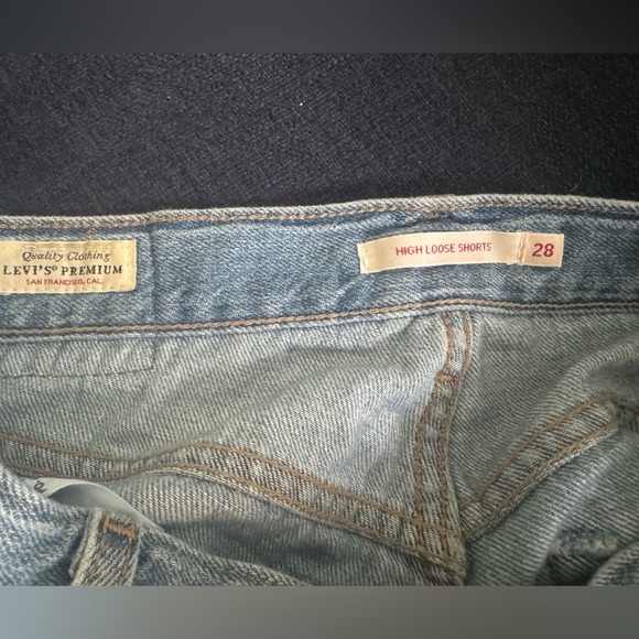 Levi’s High Loose Shorts in Light Wash - size 28 - Picture 4 of 6